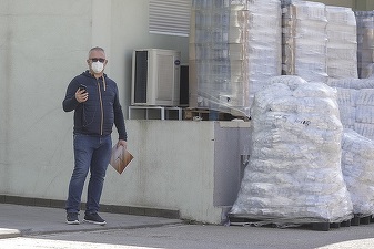 Raport: Unifarm a vândut Ministerului Sănătății, propriul acționar, măști la suprapreț. Și ventilatoare cumpărate la preț supraestimat