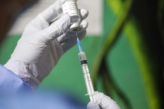 OMS recomandă continuarea imunizărilor cu vaccinul împotriva Covid-19 al AstraZeneca, în timp ce evaluează siguranța acestuia