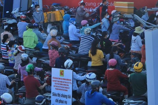 Vietnamezii golesc magazinele înaintea carantinei iminente. Record de cazuri Covid-19