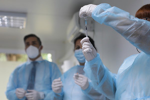 FOTO A început vaccinarea cu doza 3 a vaccinului anti-Covid 19