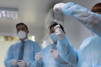 FOTO A început vaccinarea cu doza 3 a vaccinului anti-Covid 19