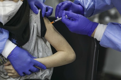 România a atins pragul de 50% din populația adultă vaccinată împotriva COVID-19 cu cel puțin o doză