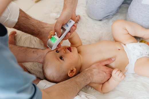 UE autorizează primul vaccin pentru protejarea sugarilor împotriva infecțiilor cu VSR
