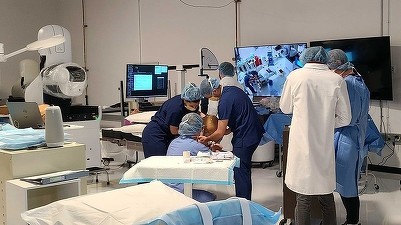 Implantul cerebral al Neuralink a dezvoltat o problemă, la o lună după ce a fost montat pe creierul primului subiect uman