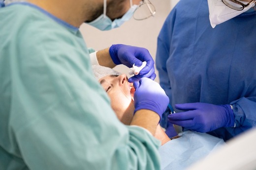 Stomatologii au primit interzis la publicitatea pe Facebook. Colegiul Medicilor Stomatologi amenință cu sancțiuni disciplinare
