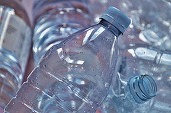 O bacterie transformă sticlele de plastic în paracetamol