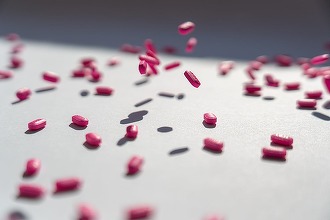 Zeci de percheziții la medici și farmaciști, care ar fi decontat ilicit medicamente