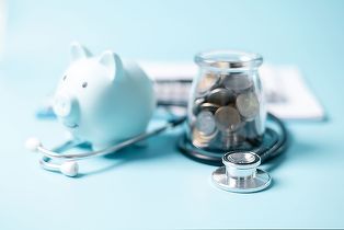 Beneficiul pentru sănătate care aduce economii în bugetul personal. Suma economisită anual e aproape de un salariu minim brut   