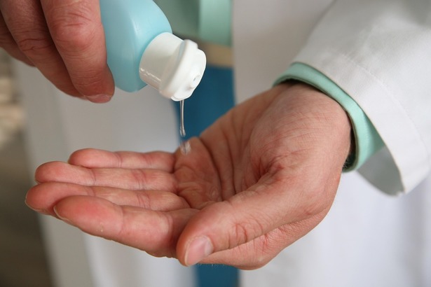 Alcoolul în dezinfectante ar putea fi interzis