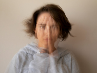 ADHD la adulți: fenomen ignorat în România. Semne, riscuri și ce arată qEEG înainte de diagnostic