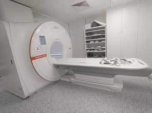 FOTO RMN-ul Spitalului Găești, pus în funcțiune după ce a stat trei ani în depozit pentru că nu încăpea pe ușă