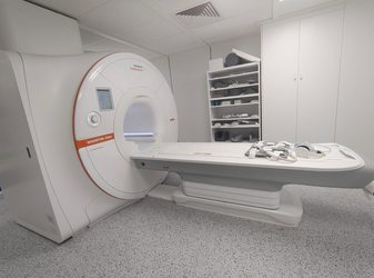 FOTO RMN-ul Spitalului Găești, pus în funcțiune după ce a stat trei ani în depozit pentru că nu încăpea pe ușă