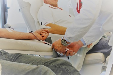 Premieră medicală: SUA autorizează primul dispozitiv robotic autonom pentru recoltarea sângelui