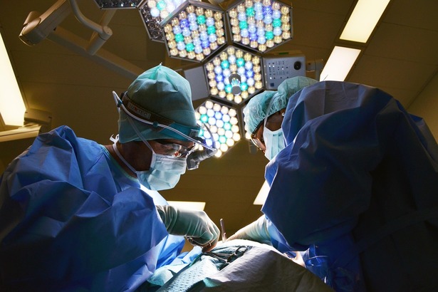 Prima operație din lume asistată de inteligență artificială pentru îndepărtarea unei tumori cerebrale