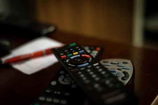 Studiu: 80% dintre români schimbă postul TV pe timpul pauzelor publicitare