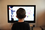 Sondaj: Europenii stau zilnic 2-3 ore cu ochii în ecranul TV sau al computerului, în afara orelor de muncă. Cât timp petrec astfel românii