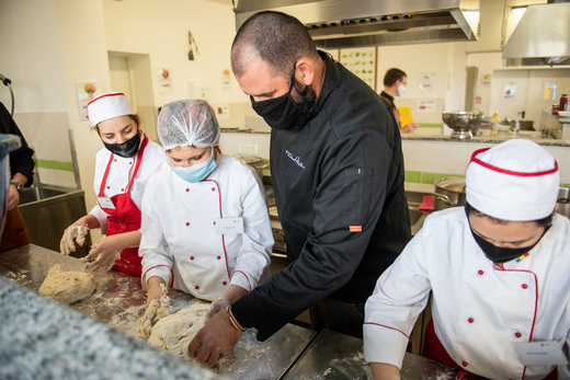 „Solidar Social”, programul umanitar al Asociației Adi Hădean, construiește o rețea de cantine sociale și donează jumătate de milion porții de mâncare caldă/an. Macromex, membru fondator, contribuie cu peste 31 de tone de materie primă