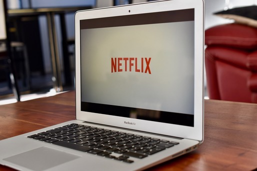 Împarți contul de Netflix cu prietenii? S-ar putea să fii taxat în plus din 2023