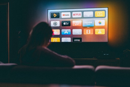 Serviciile de streaming au atras consumatori datorită conținutului lor fără reclame. De ce tot mai multe platforme renunță la acest model de business
