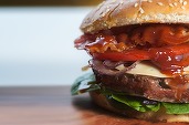 Interzicerea reclamelor la junk food în Marea Britanie, amânată până în 2026