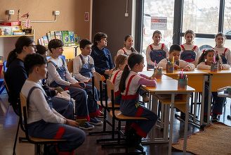 Au început înscrierile pentru cea de-a treia ediție Bursele BookLand, cele mai mari burse din România: 35.000 de euro pentru 7 ani de studiu