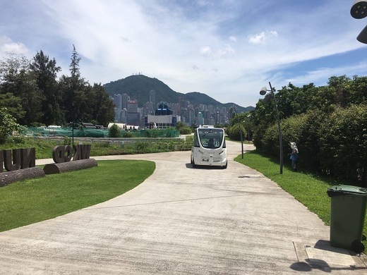 Mini-autobuze autonome circulă, în teste, în districtul de afaceri al Parisului, printre bancheri și directori de companii