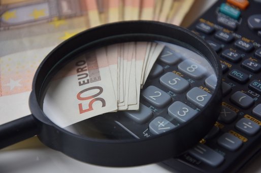 Comisia Europeană studiază limitarea plăților în numerar la 10.000 de euro, pentru a combate spălarea de bani