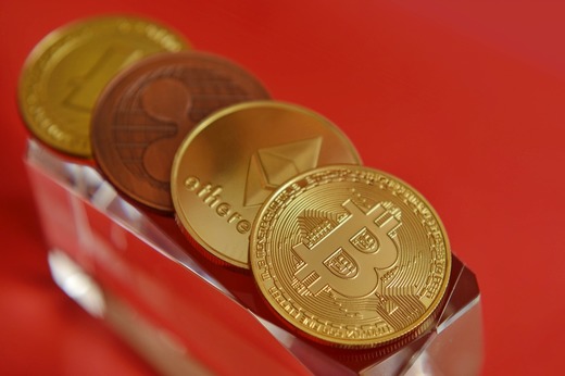Bitcoin și ethereum scad după ce au revenit la maximele anterioare. 1 miliard dolari de ETH a fost deja ars