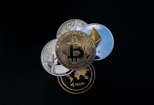 Investitorii se tem că vine ”o iarnă a criptomonedelor”, valoarea bitcoin fiind cu 50% sub nivelul său record