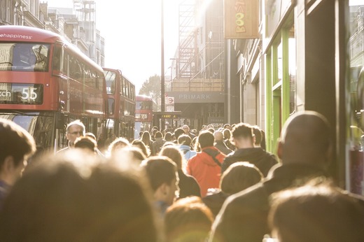 Un număr record de britanici se află în dificultate financiară