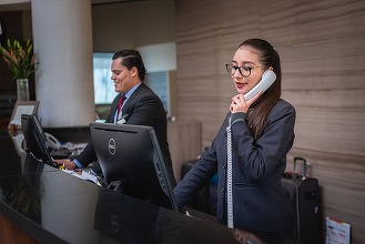 Coborârea la recepție în halat sau manifestările de afecțiune în piscină - cele mai enervante comportamente ale turiștilor, spuse chiar de hotelieri