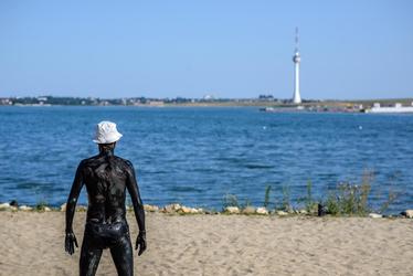 Avertisment oficial: nămolul vândut pe plajele din România este refolosit. Nu are calități terapeutice