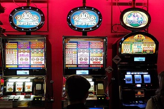 Întâlnire importantă la București: CEO-ul celei mai mari corporații de gambling din regiune discută cu șeful reglementatorului jocurilor de noroc din România și cu un oficial de la Finanțe