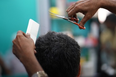 Controale de amploare în saloane de coafură. ANPC a găsit cosmetice expirate și ingrediente interzise
