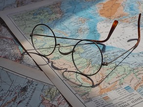Generațiile diferite își pregătesc altfel călătoriile. Patru moduri diferite de a călători cu asigurare
