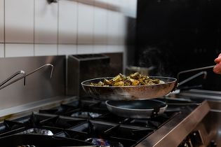 Plită pe gaz, inducție sau electrică: diferențe reale de consum, viteză și siguranță