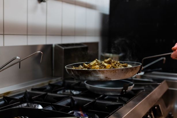 Plită pe gaz, inducție sau electrică: diferențe reale de consum, viteză și siguranță