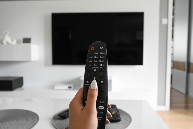 Bătălia uriașilor digitali. Semnal de alarmă - vidul informațional: Televiziunea în România, sursa principală de informare. Facebook rămâne în top, TikTok cucerește tinerii