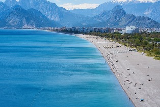 Constatarea Christian Tour: Vacanța de vară nu mai este legată strict de iulie și august. Tot mai mulți români aleg vacanța la plajă după încheierea sezonului de vârf. Cele mai căutare destinații