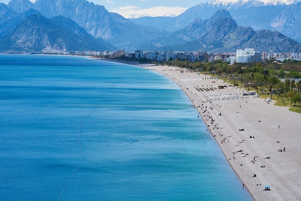 Constatarea Christian Tour: Vacanța de vară nu mai este legată strict de iulie și august. Tot mai mulți români aleg vacanța la plajă după încheierea sezonului de vârf. Cele mai căutare destinații