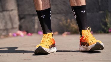 Pantofii sport cu plăci de carbon: avantaj tehnologic sau formă de dopaj mecanic?