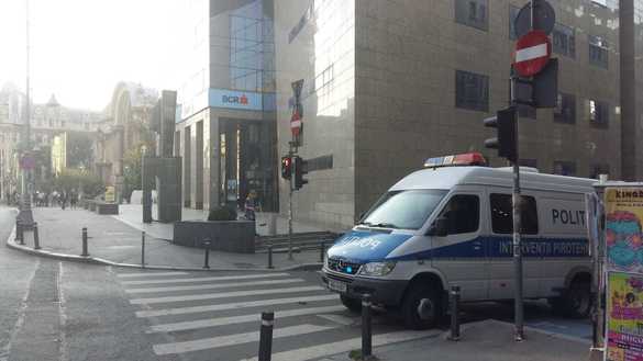 FOTO Amenințare cu bombă la sediul central BCR. Bucharest Financial Plaza evacuată în procedură standard de verificare