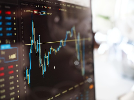 Vânzările globale de obligațiuni se intensifică, în condițiile în care investitorii sunt preocupați de creșterea datoriei publice și de persistența inflației. Bondurile americane cu scadență la 30 de ani au atins un randament de 5%, prima oară în două luni