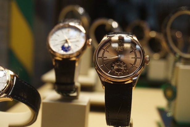 Bogații vor în continuare aur. Rolex a majorat prețurile ceasurilor de aur, pentru a satisface cererea 