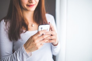 O treime dintre români își începe dimineața cu telefonul sau tableta înainte de micul dejun sau de spălatul pe față