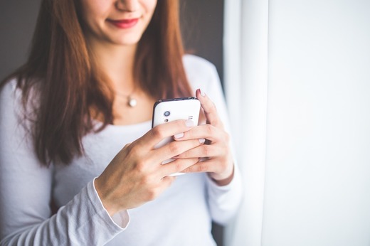O treime dintre români își începe dimineața cu telefonul sau tableta înainte de micul dejun sau de spălatul pe față