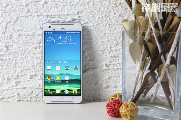 Primele imagini cu un nou smartphone HTC, One X9
