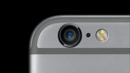 Apple: la camera foto de pe iPhone lucrează 800 de oameni
