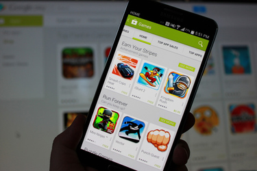 Utilizatorii de Android descarcă mai multe aplicații, dar iOS aduce mai mulți bani dezvoltatorilor