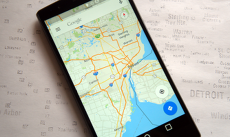 Cum creezi un traseu cu puncte intermediare în Google Maps